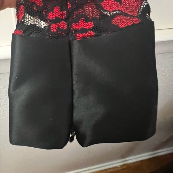 Beautiful sheer lace top with classy features - Picture 4 of 7